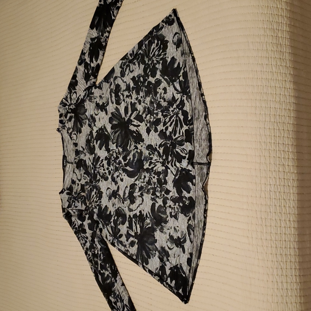 ROMAN Size 14 Floral Flowey Top, Black and Grayish Silver. Pretty!